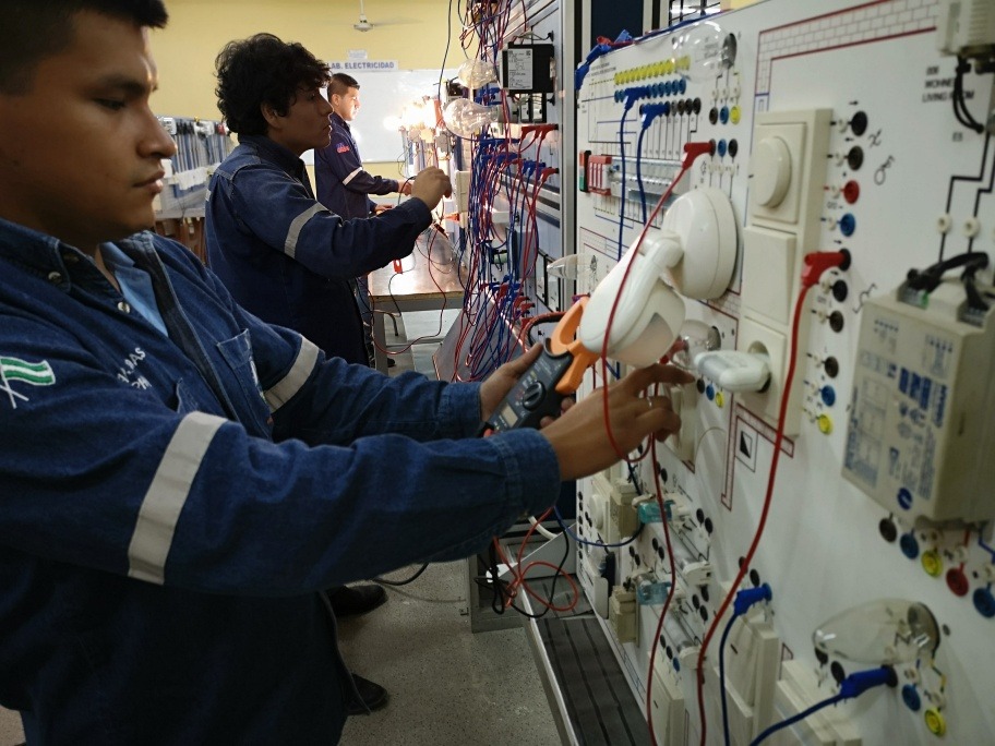 Estudiantes en un laboratorio de electrónica
